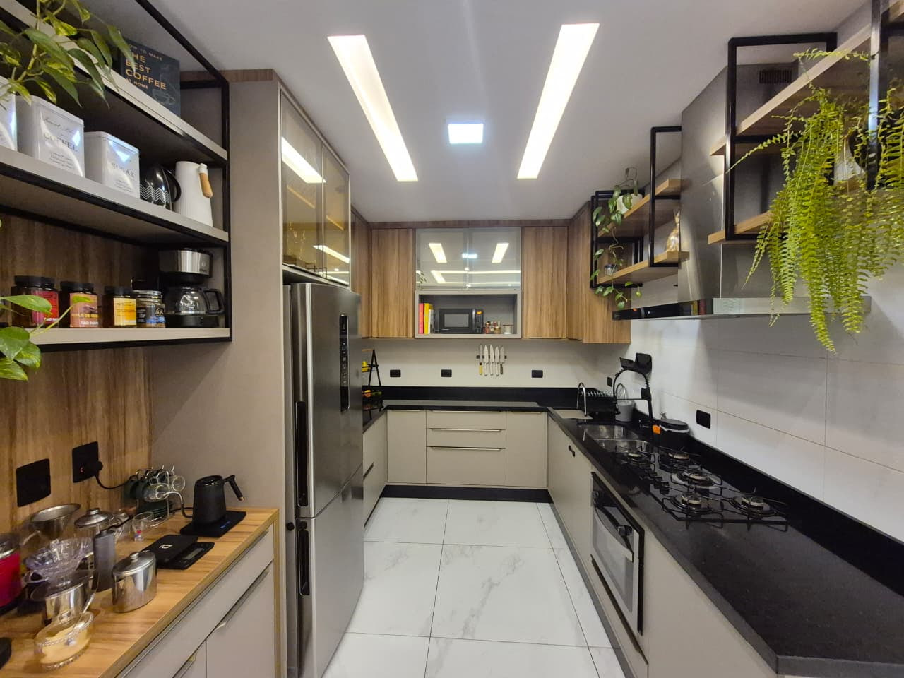 Cozinha planejada contemporânea com armários sob medida e iluminação funcional — designer de interiores em Curitiba.