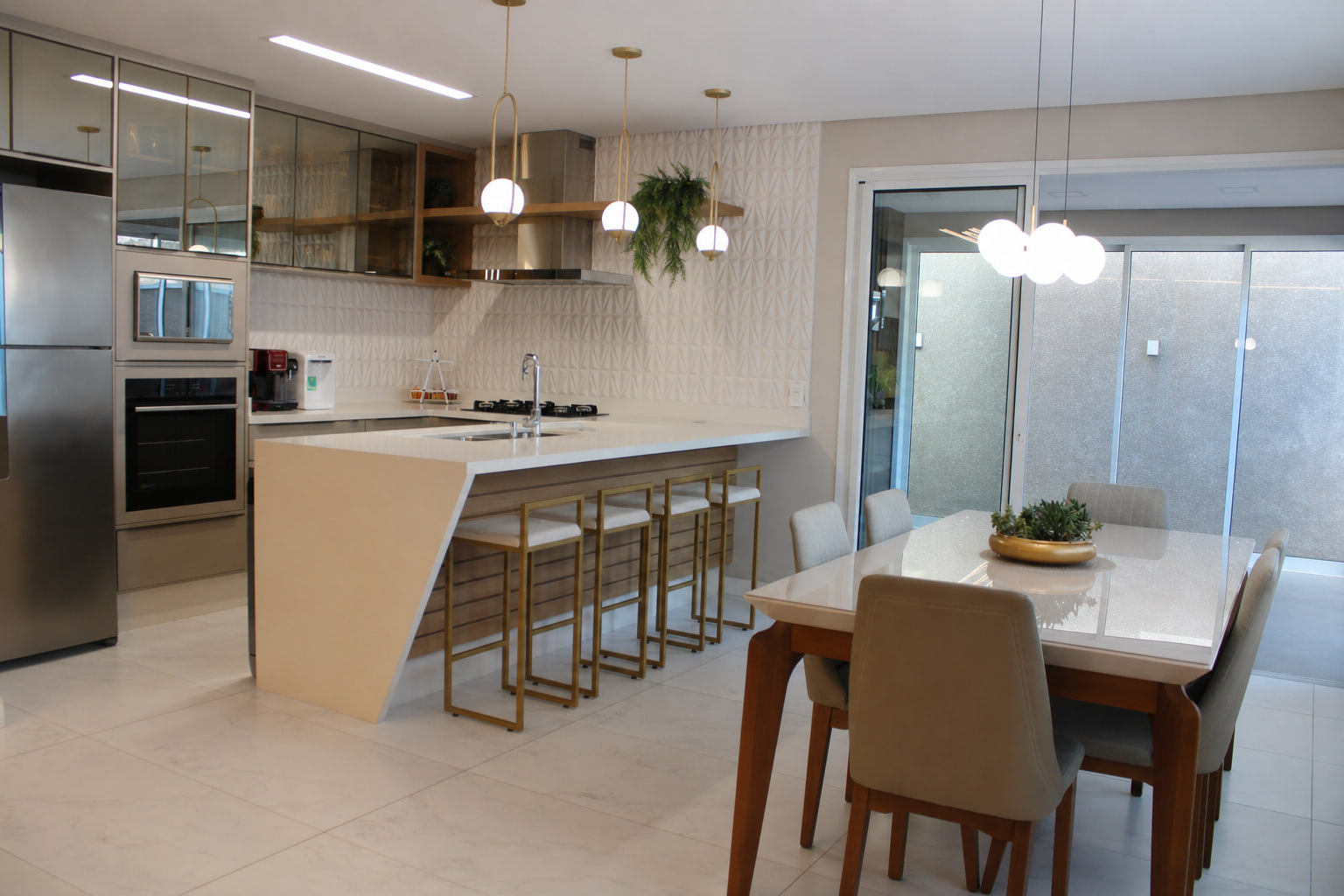 Cozinha e sala de jantar integradas — projeto de design de interiores em Curitiba com circulação fluida, marcenaria sob medida e paleta sofisticada.