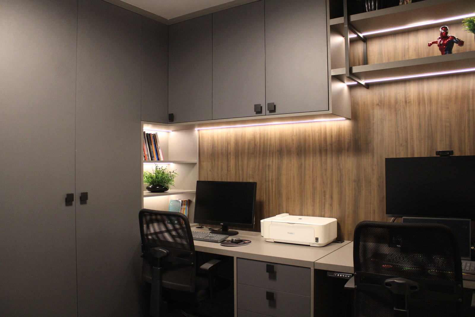 Home office sofisticado com design contemporâneo em Curitiba — estação de trabalho planejada, armários integrados e iluminação equilibrada.