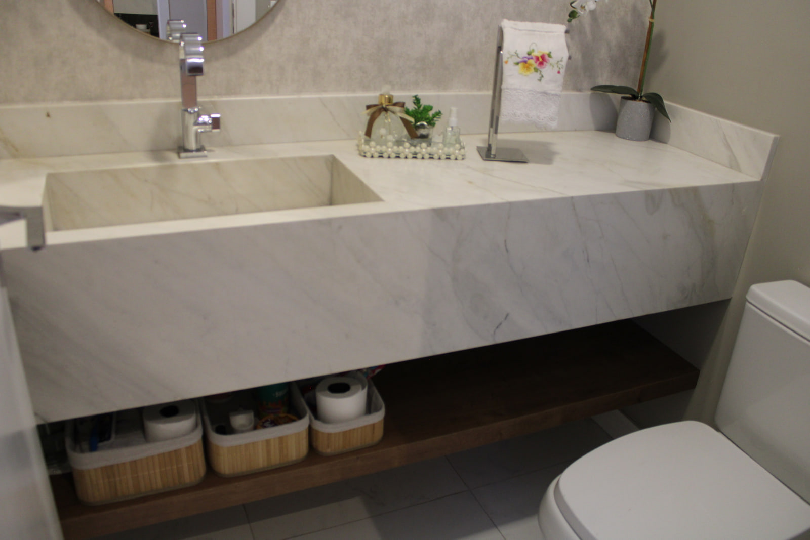Lavabo de luxo com revestimentos e bancada — projeto de design de interiores em Curitiba com acabamentos premium.