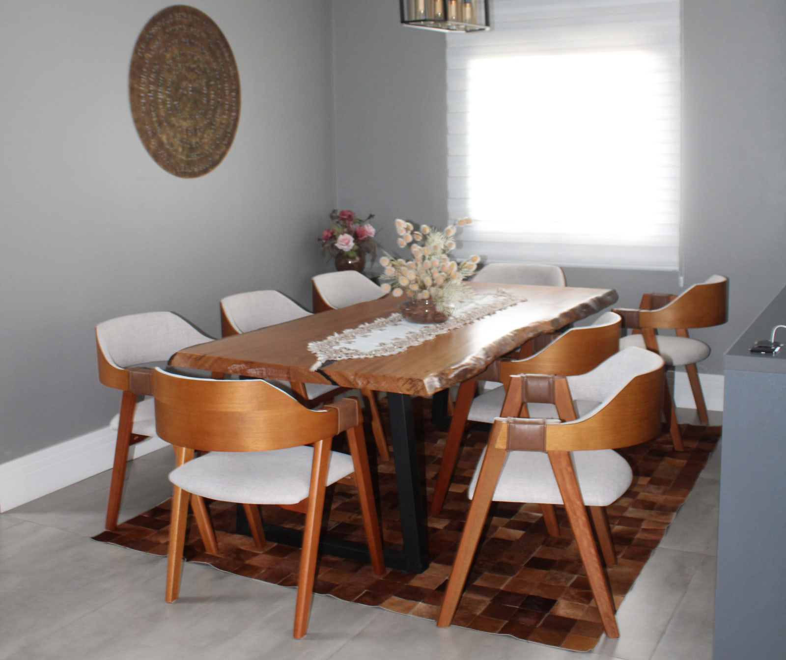 Sala de jantar com mesa, cadeiras e composição acolhedora — projeto de interiores em Curitiba para refeições em família.