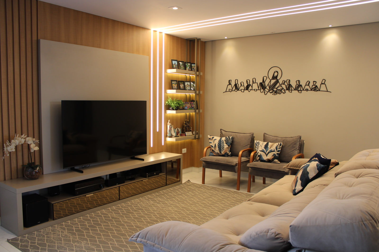 Sala de TV residencial com painel e décor contemporâneo — projeto de design de interiores em Curitiba.
