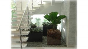 Vasos embaixo da escada - Casa e Jardim