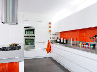 Cozinha branca e laranja